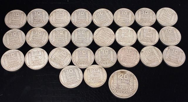 26 pièces de monnaie de 10 francs Turin et une pièce de 20 francs...