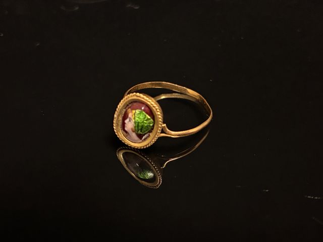 Bague en or 18 carats, décor d’un émail peint sur cuivre « profil...