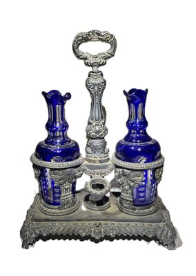 deux vases bleus posés sur un socle en argent