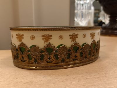 Sèvres ? Coupe oblong en porcelaine polychrome, monture en l…