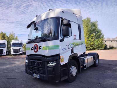 un camion blanc garé dans un parking