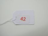 une étiquette blanche portant le numéro 42