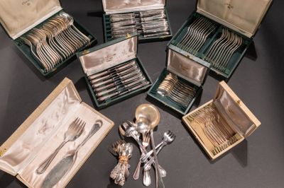 plusieurs types d'argenterie dans une boîte