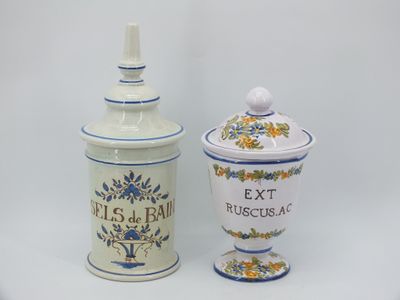deux vases placés l'un à côté de l'autre sur une table