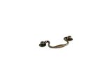gros plan d'une paire de boucles d'oreilles sur fond blanc
