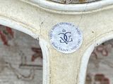 un gros plan d'une chaise sur laquelle est collé un autocollant