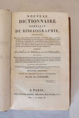 un livre ouvert posé sur une table à côté d'une tasse de café
