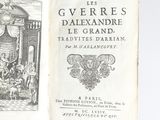 un livre ouvert sur lequel figure le dessin d'un homme et d'une femme assis dans une pièce