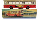 un bus jouet posé sur le dessus d'une boîte