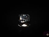 gros plan d'un diamant sur une surface noire