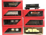Plusieurs boîtes de petits trains sont empilées les unes sur les autres