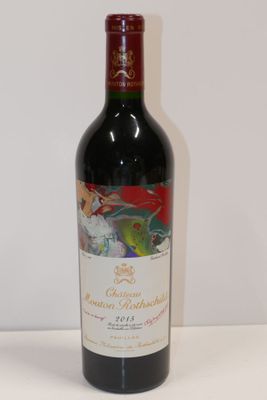 une bouteille de vin posée sur une table