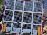 un camion équipé d'une cage à l'arrière