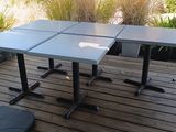 une table posée sur une terrasse en bois
