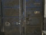 une grande porte métallique au milieu d'une pièce