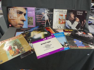 Dans un sac cabas, ensemble de disques vinyles 33T essentiel…