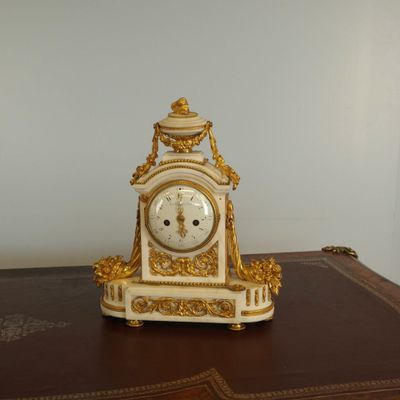 Pendule borne en bronze doré et marbre blanc, encadrée de de…