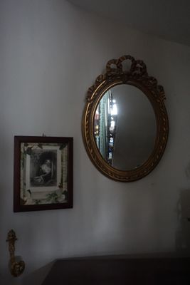 un miroir accroché au mur au-dessus d'une commode dans une pièce