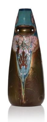 un vase en verre avec un motif sur une surface blanche