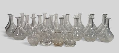 de nombreux vases en verre alignés les uns à côté des autres