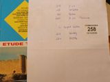 un ticket de caisse posé sur une table, avec une photo de voiture en arrière-plan