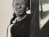 photographie en noir et blanc d'un homme regardant par la fenêtre d'un train