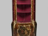 un meuble ancien en bois orné de motifs rouges et dorés