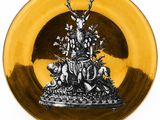 assiette jaune et noire ornée d'un cerf et d'une biche