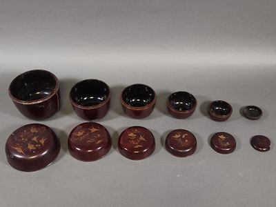 de nombreux types de récipients en bois sur la table