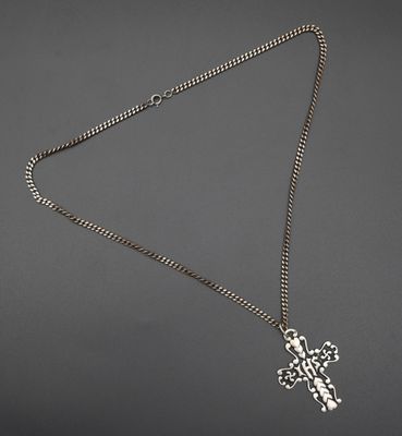 une photo d'un collier en argent orné d'une croix