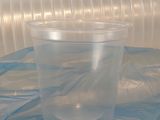 un gobelet en plastique posé sur une table en plastique