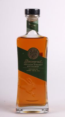 une photo d'une bouteille de bourbon posée sur une table