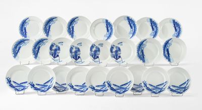 douze assiettes bleues et blanches ornées de plumes bleues sur fond blanc