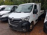 de nombreux camions blancs garés en rangée sur un parking