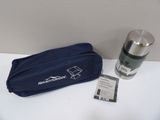 un sac bleu et une bouteille posés sur une table