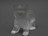 figurine en verre transparent représentant un chien sur fond noir