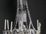 gros plan d'un lustre suspendu au plafond