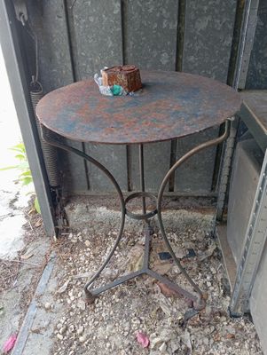 une petite table sur laquelle est posé un gâteau, dans un coin d'un immeuble