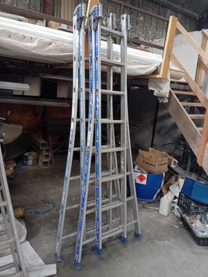 une échelle appuyée contre un mur dans un garage