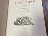 un livre ouvert posé sur une table en bois