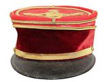 un chapeau rouge avec des bordures dorées sur fond blanc
