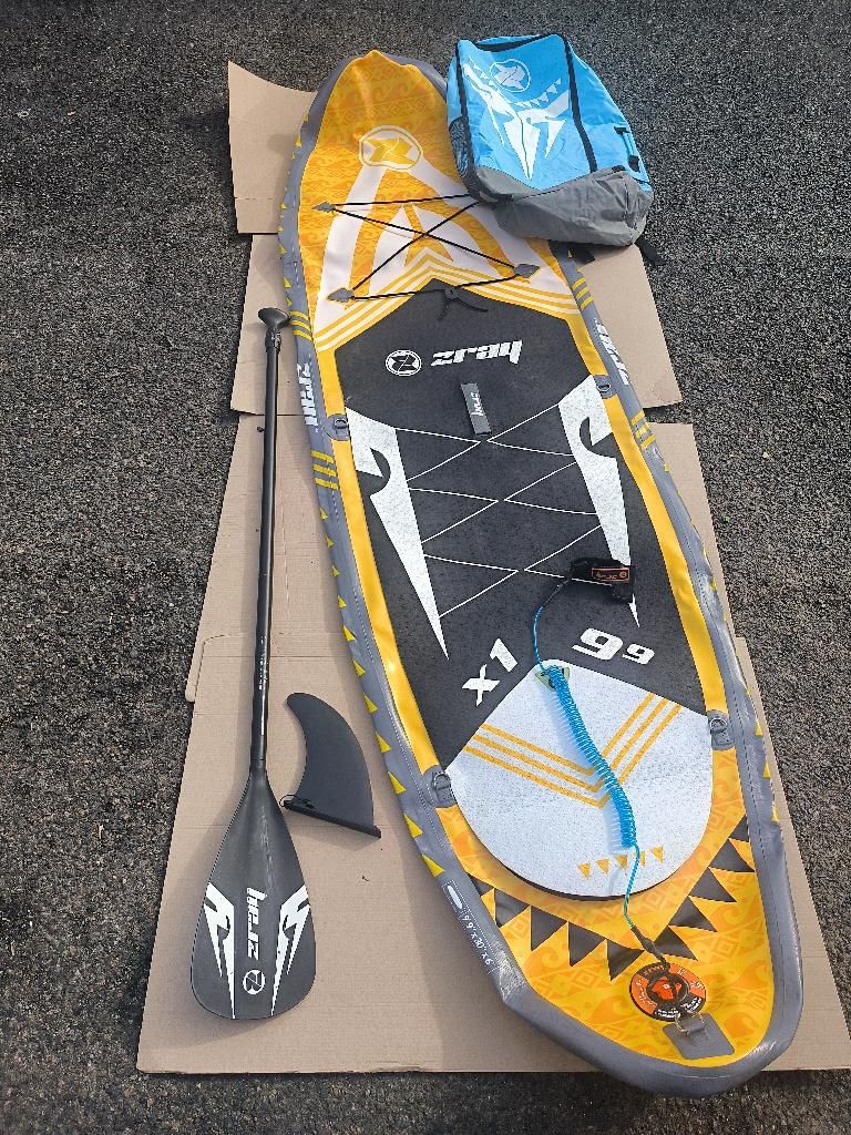 Paddle gonflable de marque Z-RAY dimensions : 9'9" x 30" x 6…