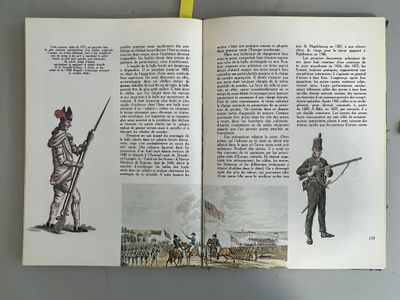 deux pages d'un livre sur lesquelles figurent des photos de soldats