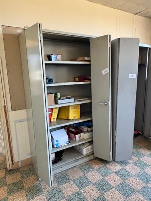 une armoire métallique au milieu d'une pièce