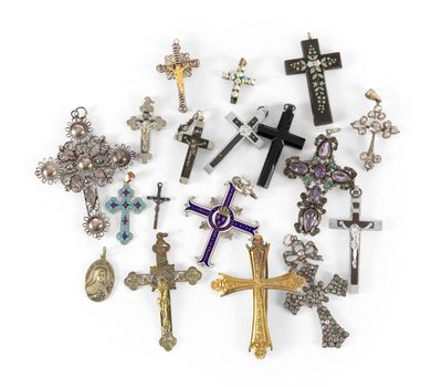 un ensemble de croix et d'autres objets religieux disposés sur une surface blanche
