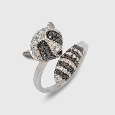 gros plan d'une bague avec des diamants noirs et blancs