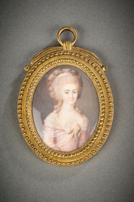 un portrait ancien représentant une femme en robe blanche, dans un cadre doré