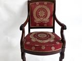 une image représentant une chaise rouge et dorée sur fond blanc