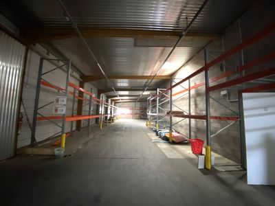 Trente-quatre rayonnages gros porteur métalliques modulables