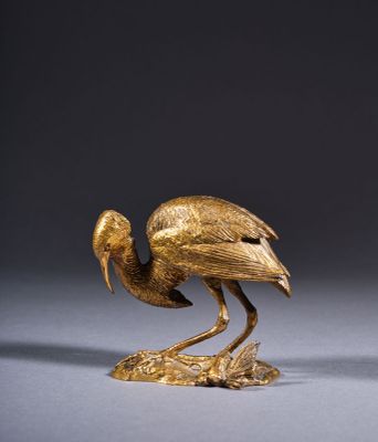 sculpture en bronze représentant un oiseau posé sur un rocher
